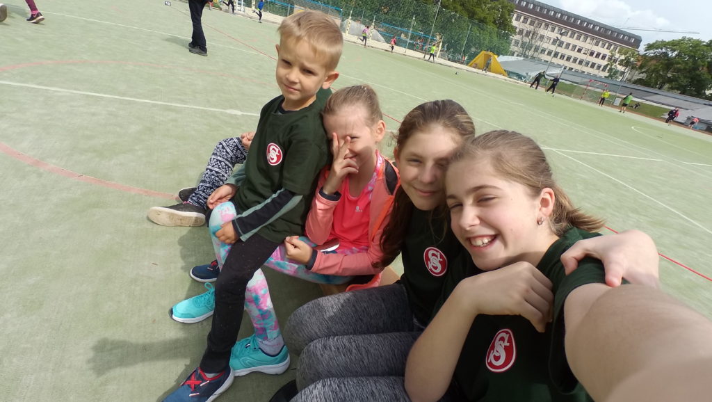 4 cvičenci Sokola Sobotovice na lavičce po sportovních výkonech, úsměv na tváři z radosti, že dokončili všestrannost