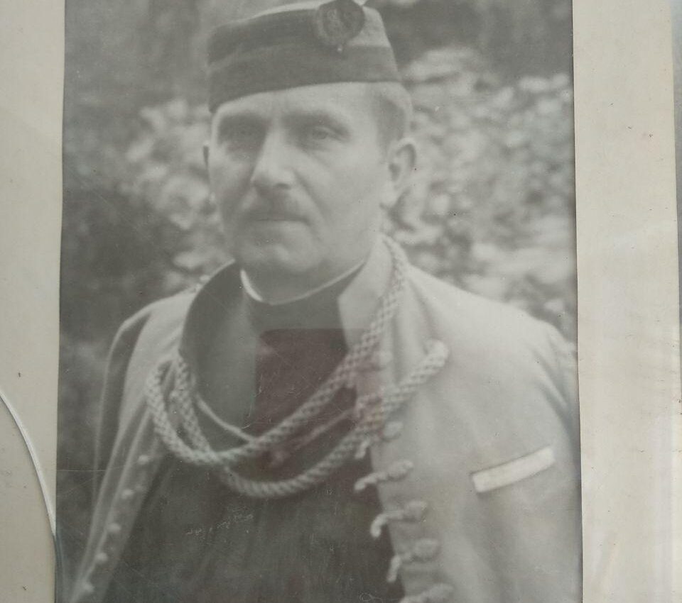 Fotografie Josefa Doválela s popiskem "I. náčelník a II starosta 'Sokola' od r. 1913-1941: J. Doválel"